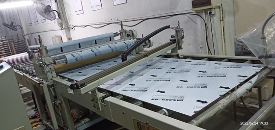 Maszyna do laminowania folii o pojemności 3000 kg z obwijaniem z powrotem i prędkością obwijania 0-100 m/min