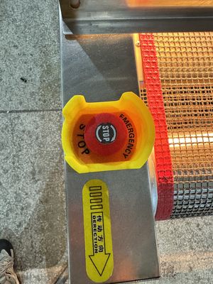 Wysokiej wydajności tunel przenośnik UV-C do ciągłej sterylizacji powierzchni żywności.