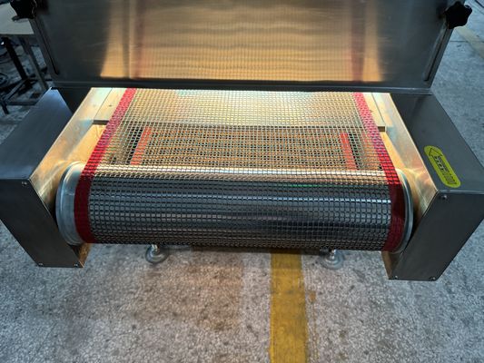 Wysokiej wydajności tunel przenośnik UV-C do ciągłej sterylizacji powierzchni żywności.