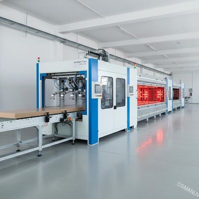 Szybka zautomatyzowana linia do malowania natryskowego paneli meblowych – produkcja 5-20 m/min z konfigurowalnym układem pistoletów do MDF i płyty wiórowej