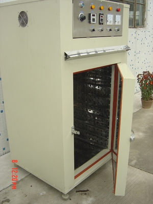 Jeden rok pieca o stałej temperaturze o wymiarach zewnętrznych 600 mm x 600 mm x 800 mm