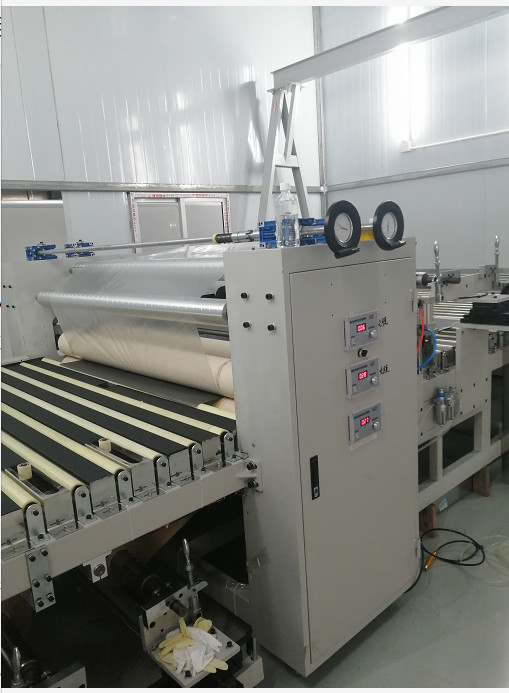 Płaszczyzna z płyty lub tworzywa sztucznego lub szkła 360-410V/50HZ Napędowa maszyna do laminowania folii o wymiarach całkowitych 6300*1550*1200mm