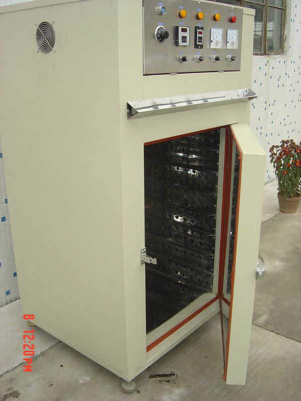 Jeden rok pieca o stałej temperaturze o wymiarach zewnętrznych 600 mm x 600 mm x 800 mm